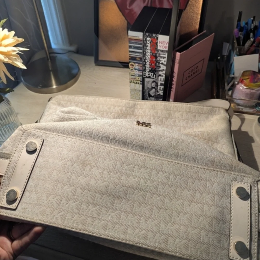 Michael Kors Griffin Large Hobo Bag Natural Vanilla